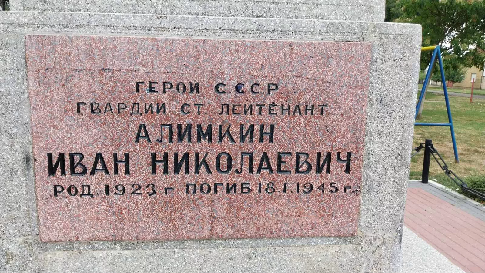 Делегација Удружења ваздухопловаца Војводине посетила спомен-обележја ваздухопловне славе у Товаришеву и Бачком Брестовцу